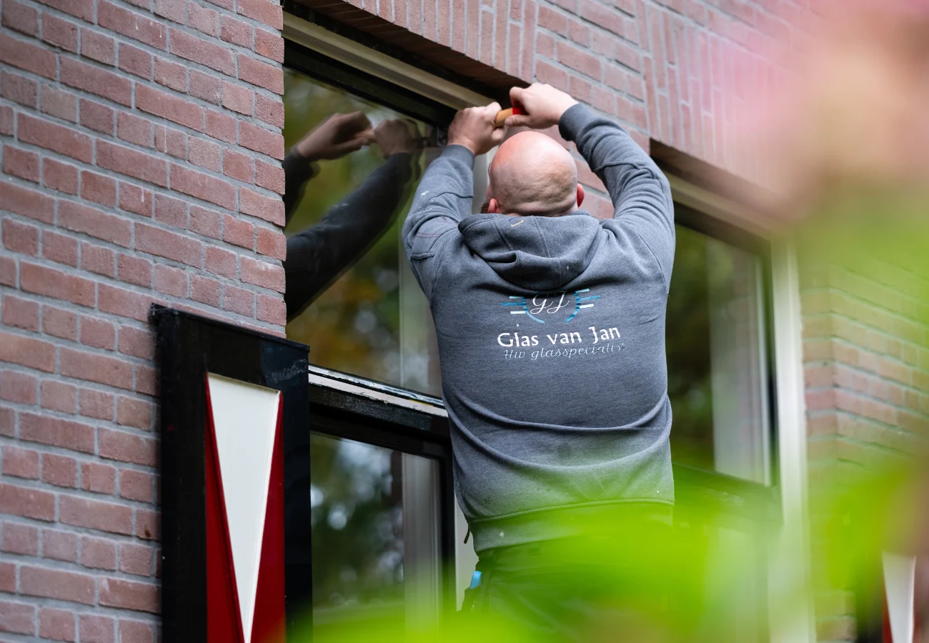 Glaszetter Nijkerkerveen: monteur van Glas van Jan werkt aan een raamkozijn
