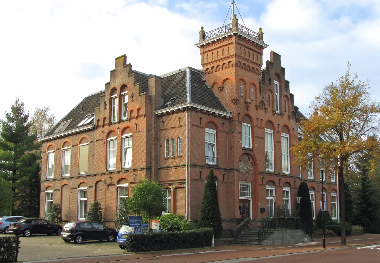 Glaszetter in Soest bij het oude gemeentehuis van Soest